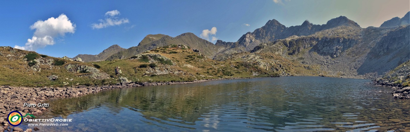 22 Vista panoramica sul Lago di sopra (2095 m) con Cima Cadelle.jpg